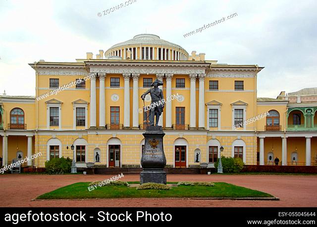 Gloomy autumn morning and a walk in Pavlovsky Park, Pavlovsky Palace and a monument to Pavly I