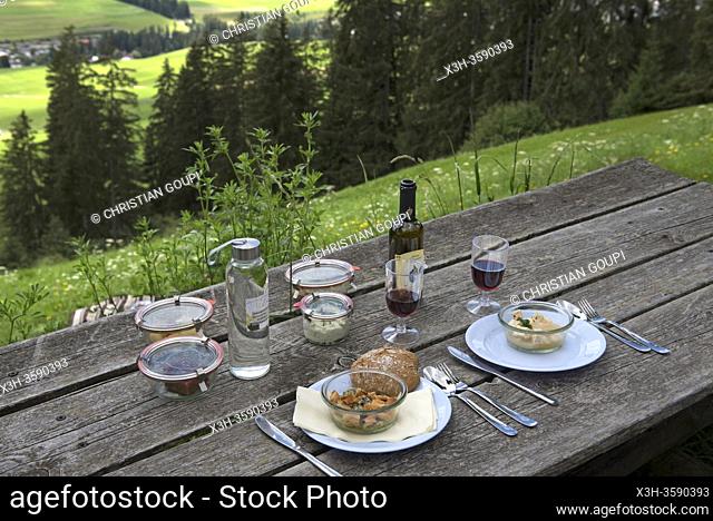 pique-nique prepare par le chef etoile Chris Oberhammer du Restaurant Tilia a Dobbiaco, dispose sur une table dans un pre au-dessus du hameau Santa-Maria