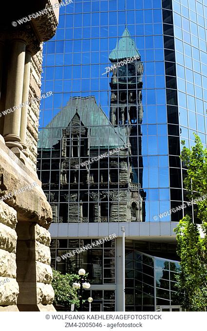 CANADA, ONTARIO, TORONTO, DOWNTOWN, OLD CITY HALL REFLECTING IN CADILLAC FAIRVIEW TOWER