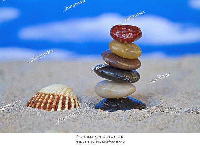 Steinturm mit Muschel am Sandstrand