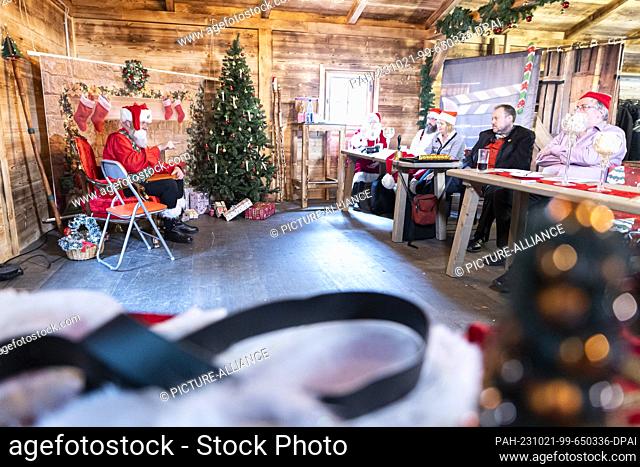 21 October 2023, Lower Saxony, Celle: Seminar leader and ""Santa Claus"" Willi Dahmen (l) teaches ""Santas"" at a Santa Claus training session