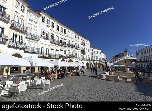 Europe, Portugal, Alentejo Region, Évora, Traditional Architecture and Fountain on Giraldo Square