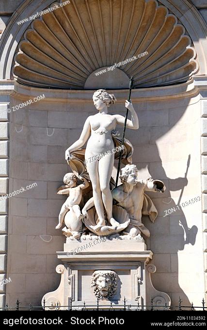 Statues on the facade of Palazzo del Lloyd Triestino on Piazza Unita d'Italia, Trieste, Italy. Trieste is the capital of the autonomous region Friuli-Venezia...