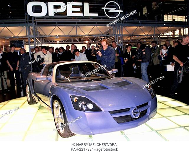 On the occasion of the 100th anniversary of the company, Opel will be presenting a Speedster study at the Geneva Motor Show on March 9, 1999