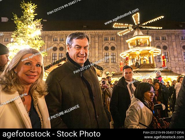 19 December 2023, Bavaria, Munich: Markus Söder (CSU, center), Minister President of Bavaria, strolls through the Christmas market in the ""Kaiserhof"" of the...