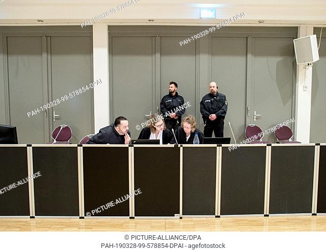 28 March 2019, Lower Saxony, Oldenburg: Niels Högel, accused of murder, sits in the courtroom next to his lawyers Ulrike Baumann (M) and Kirsten Hüfken
