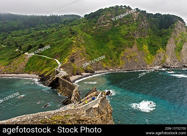 Steilküste am Golf von Biskaya gegenüber der Insel Gaztelugatxe bei Bakio, Costa Vasca, Baskenland, Spanien / Cliff coast of the Bay of Biscay opposite the...
