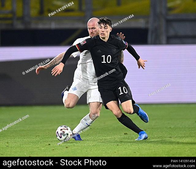duels, duel between Aron Gunnarsson (Iceland) and Kai Havertz (Germany). GES / Fussball / WM-Qualifikation: Germany - Iceland, 25.03