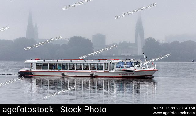 09 October 2023, Hamburg: An Alster steamer sails through light drizzle on the Outer Alster in hazy weather. Photo: Markus Scholz/dpa