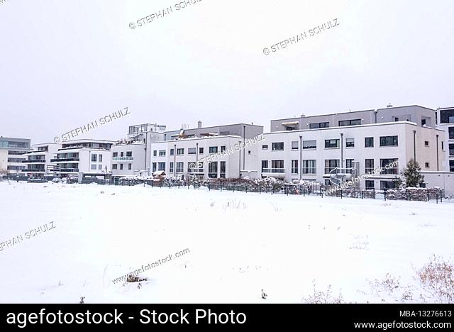 Germany, Saxony-Anhalt, Magdeburg, modern apartment buildings stand on the Elbe in snow-covered Magdeburg
