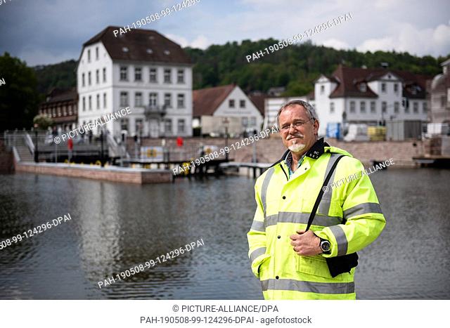 07 May 2019, Hessen, Bad Karlshafen: Pit Stueckrath, head of the port department at Bad Karlshafen GmbH, stands in front of the new lock in the harbour basin