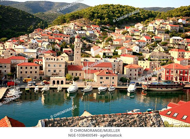Croatia, Mittel-Dalmatien, Insel Brac, Hafen Pucisca und Kirche Hl Hieronymus