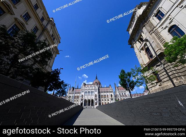 14 June 2021, Hungary, Budapest: View out of the Monument of National Unity, the Trianon Monument, at Lajos Kossuth Square in front of the Parliament