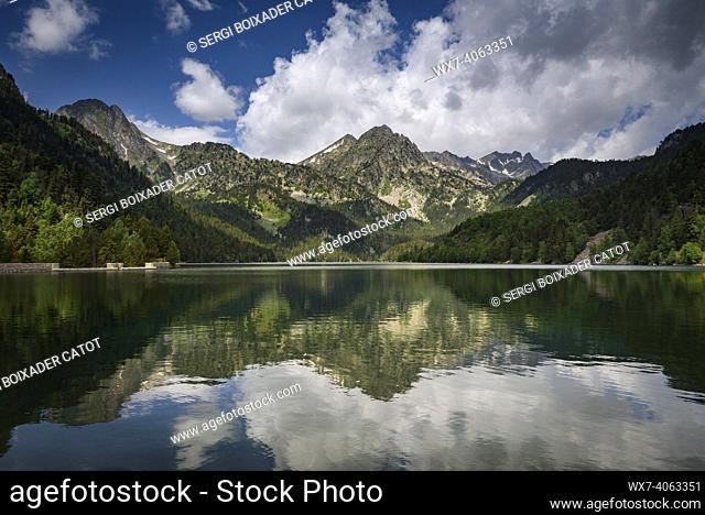 Sant Maurici lake in summer (Aigüestortes National Park, Catalonia, Pyrenees, Spain)