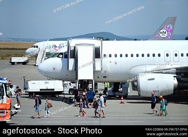 PRODUCTION - 04 August 2022, Hessen, Calden: Holidaymakers get off a plane of the airline Sund-Air , which came from Heraklion, at Kassel Airport