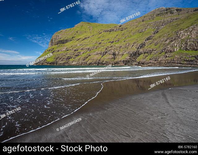 Sandy beach beach in bay surrounded by steep mountains, Saksun, Streymoy, Faroe Islands, Føroyar, Denmark, Europe