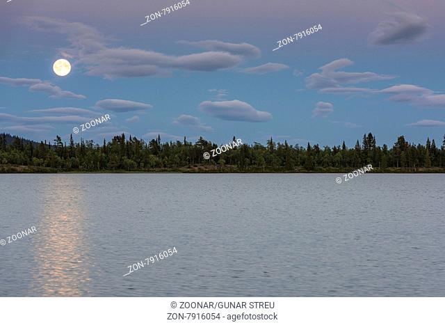 Mondaufgang, Sjaunja Naturreservat, Welterbe Laponia, Norrbotten, Lappland, Schweden, August 2015