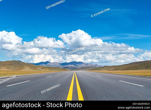 beautiful road view, highway in plateau against a blue sky, long road stretching out into the distance