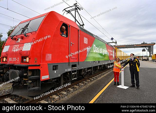 04 October 2021, Brandenburg, Großbeeren: Sigrid Nikutta, Member of the Deutsche Bahn Board of Management responsible for Freight Transport, and Tobias Meyer