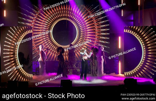 20 September 2023, Hamburg: Musician Iniko from New York sings at the opening of the Reeperbahn Festival on stage at the Stage-Operettenhaus