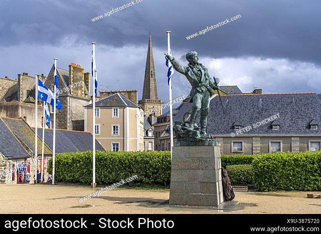 Statue des Kaperer Robert Surcouf vor der Altstadt mit dem Turm der Kathedrale St Vincent, Saint Malo, Bretagne, Frankreich | Privateer Robert Surcouf statue...