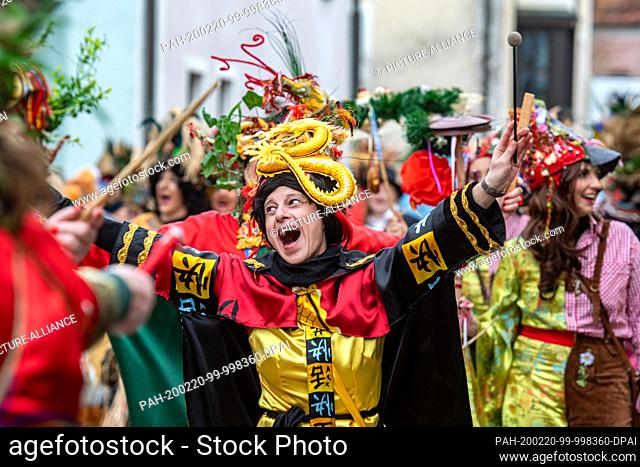 20 February 2020, Bavaria, Dietfurt: A woman in a Chinese costume takes part in the traditional Chinese carnival procession