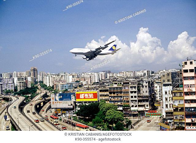 Lufthansa Jumbo Jet Boeing 747-400 approaching Kai Tak International Airport, Kowloon. Hong Kong, Peoples Republic of China (PRC)