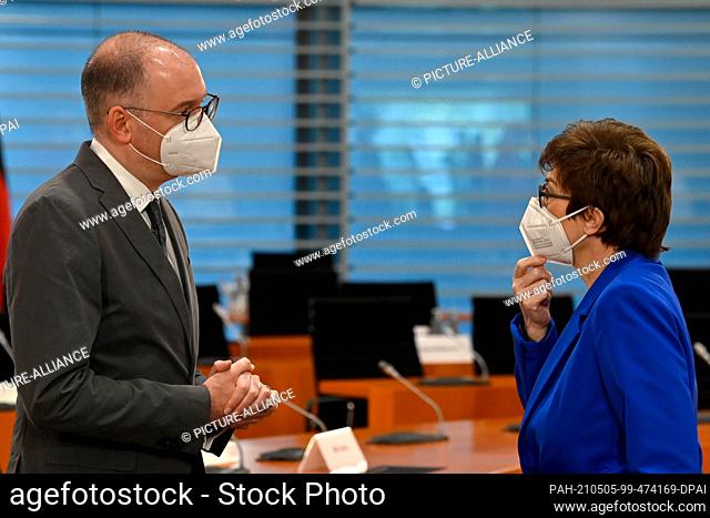 05 May 2021, Berlin: Annegret Kramp-Karrenbauer (CDU), Federal Minister of Defence, and Niels Annen (SPD), Minister of State at the Federal Foreign Office