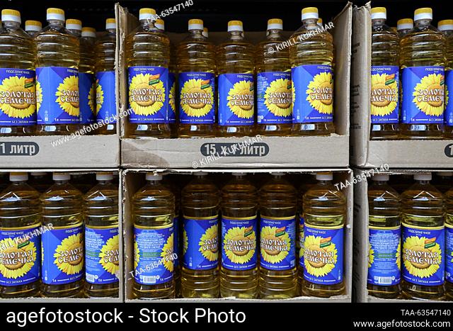 RUSSIA, NOVOSIBIRSK - OCTOBER 20, 2023: Bottles of sunflower oil for sale at the first Chizhik discount store in the city. Kirill Kukhmar/TASS