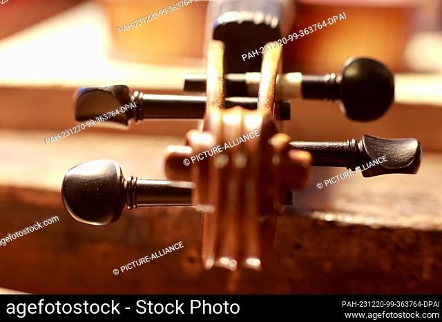 20 December 2023, Saxony-Anhalt, Wernigerode: View of a scroll on the handle of a violin. Master violin maker Matthias Vorbrodt is the only one of his kind in...