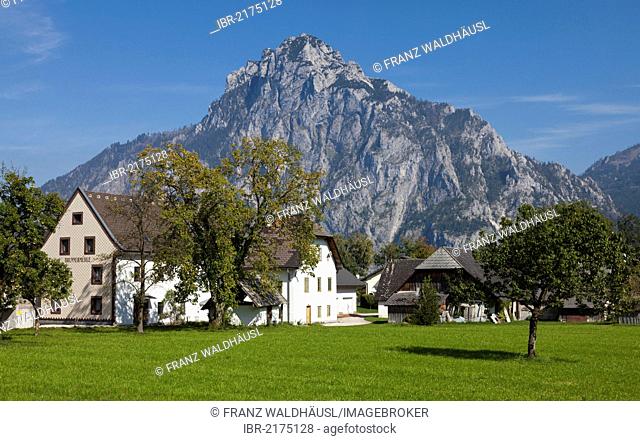 Farmhouse in front of Mt Traunstein, Salzkammergut Region, Upper Austria, Austria, Europe