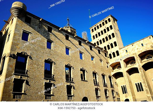 Fachada y balcón redondo en esquina del Palau del Lloctinent, Antoni Carbonell estilo renacentista, siglo XVI-XVII, Barcelona, Catalunya, España