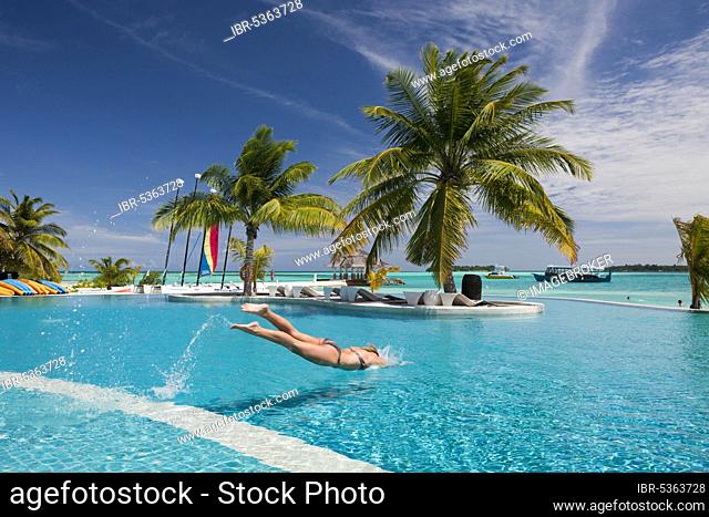 Tourist jumps into pool, Kandooma Island, South Male Atoll, swimming pool, swimming pool, Maldives, Asia