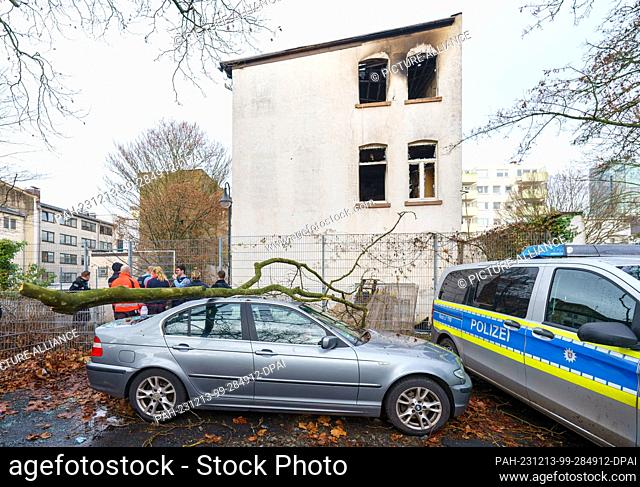 PRODUCTION - 13 December 2023, Hesse, Offenbach: Police forces secure access to the house. A three-storey residential building was engulfed in flames last night...