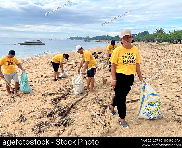PRODUCTION - 19 October 2022, Indonesia, Sanur: The real estate agent Chilien and other ""Trash Heroes"" during one of their actions on the beach of Sanur