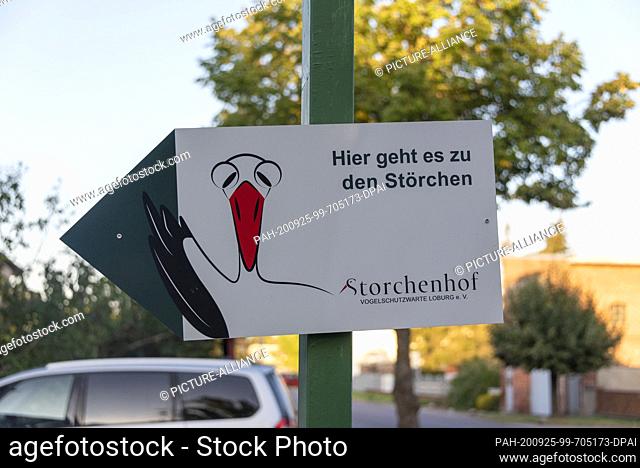 20 September 2020, Saxony-Anhalt, Loburg: A sign shows the way to the Storchenhof Loburg. Since the 1970s 1892 injured white storks have been taken in and cared...