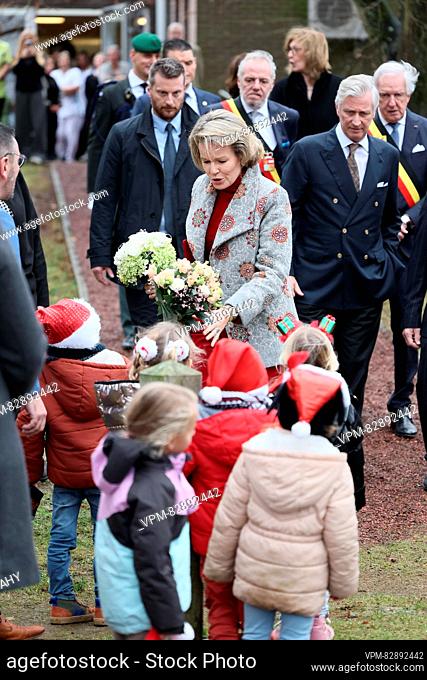 La reina Mathilde de Bélgica sale después de una visita real a la casa de descanso y cuidado de Francoise Schervier en Chaudfontaine