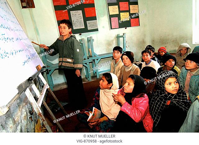 AFG, Afghanistan, Kabul, Strassenkinderprojekt der afghanischen Hilfsorganisation Aschiana, Kinder lernen Lesen und Schreiben | AFG, Afghanistan, Kabul