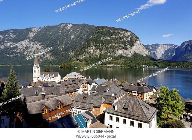 Austria, Salzkammergut, Hallstatt wit Lake Hallstatt