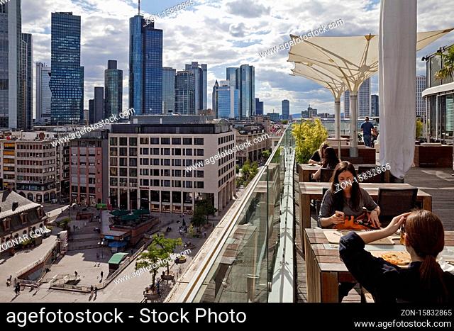 Dachterrasse Galleria Kaufhof mit Blick ueber die Innenstadt und das Bankenviertel mit der Skyline, Frankfurt am Main, Hessen, Deutschland, Europa