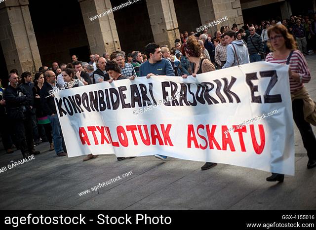 People demonstrate to condemn the Civil Guard operation to remove the stakes with the names of the deceased ETA members and demand the release of the 4 people...