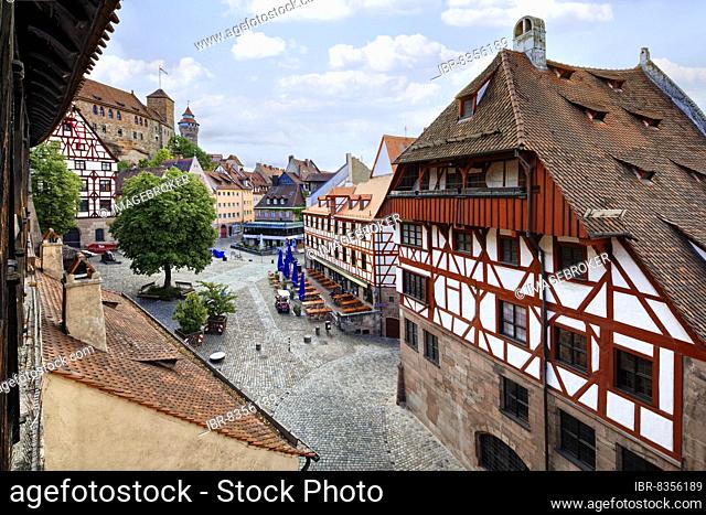 View from the Tiergärtnertor wall onto the square at the Tiergärtnertor, from the left, Pilatushaus, above it the palace of the Kaiserburg with Heidenturm and...