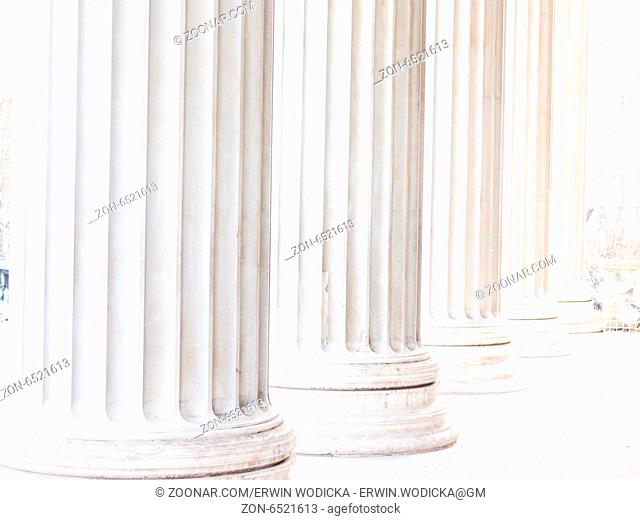 Säulen am Parlament in Wien, Symbolfoto für Baukunst, Stabilität, Geschichte