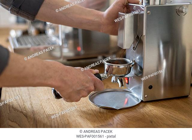 Preparing a cappuccino, portafilter machine, portafilter