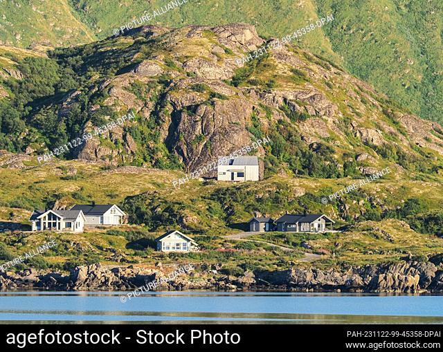 26 August 2023, Norway, Leknes: Some houses stand above the shore in a bay on the island. Photo: Soeren Stache/dpa. - Leknes/Island of Vestvågøy/Norway