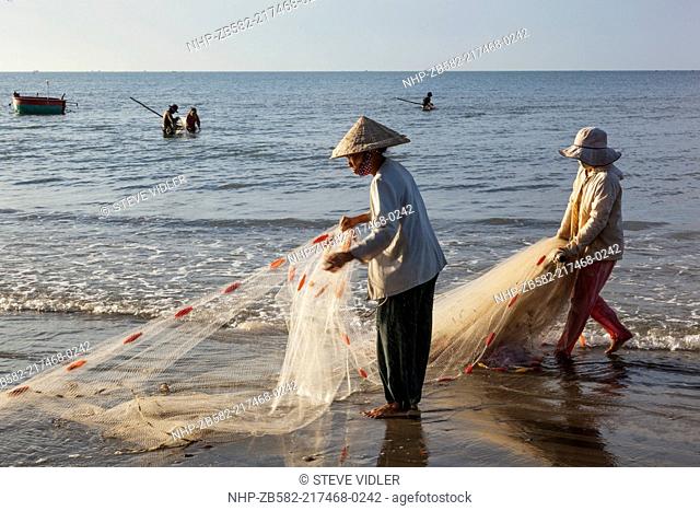 Vietnam, Mui Ne, Mui Ne Beach, Net Fisherwomen