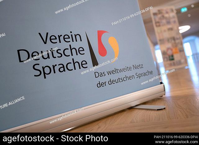 16 October 2021, Hessen, Kassel: A banner with the inscription ""Verein Deutsche Sprache Das weltweite Netz der deutschen Sprache"" (German Language Association...