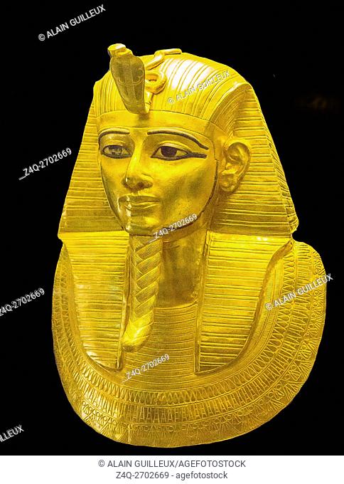 Egypt, Cairo, Egyptian Museum, jewellery found in the royal necropolis of Tanis, burial of the king Psusennes I : Gold mask covering the upper part of mummy