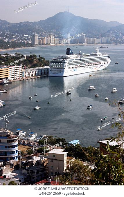Mexico, Acapulco, Luxury Cruise in bay with city and mountain in background