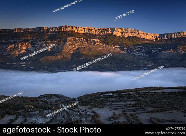 Winter sunrise with fog over Montsec range, seen from Port d'Ã. ger (Lleida province, Catalonia, Spain, Pyrenees). ESP: Amanecer invernal con nieblas sobre el...